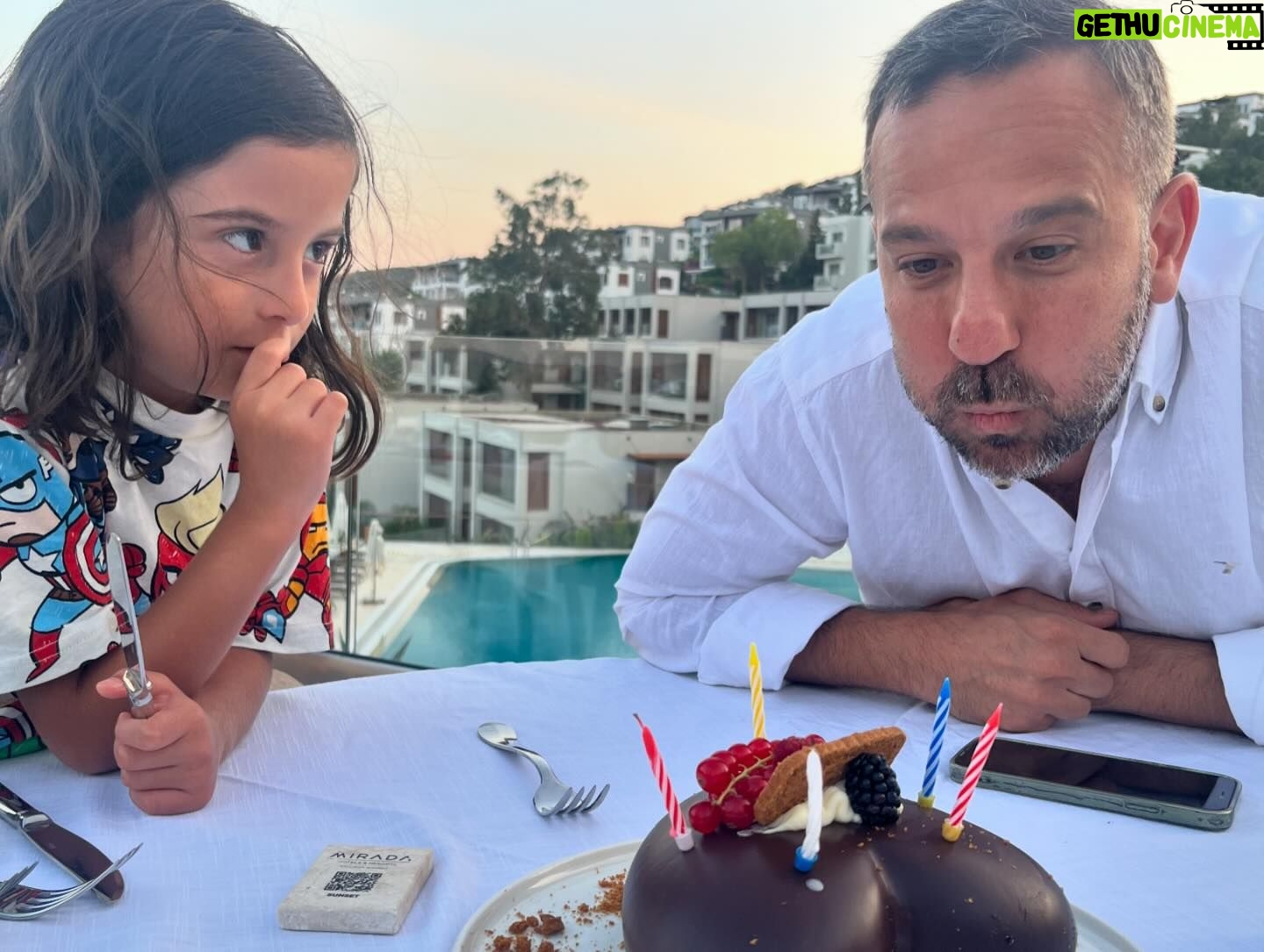 Başak Sayan - 5.7K Likes - Birlikte 10. doğumgünü kutlayışımız… Daha nice kutlamalara hep beraber… İyi ki doğdun, iyi ki benim hayat arkadaşım, Ares ile Milan’ın harika babası oldun… Seni seviyoruz…❤️