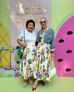Bayan Alaguzova Instagram - Счастливый день, годик нашей Саттише❤️ пусть растет счастливой и здоровой 🙏 я с мамой сегодня в цветах 🥰
