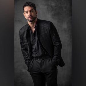 Bayardo De Murguia Instagram - Hey babe…want me to pick up anything from Wholefoods? I’m feeling fancy…..let me cook dinner tonight 🕺🏻❤️

📸: @vincetrupsin 
HMU: @sonialeeartistry