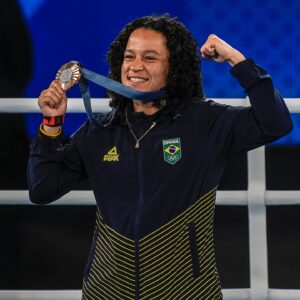 Beatriz Ferreira Instagram - Hoje eu subi no pódio pra receber minha medalha de bronze dos Jogos Olímpicos e eu to feliz, estou orgulhosa de mim, e dessa conquista importante na minha carreira.

Hoje passou mais uma vez um filme na minha cabeça e só vinha imagens de uma Bia Ferreira vencedora, que fez história,tentei deixar que tudo fosse leve e mágico ao mesmo tempo. 

Sou muito grata a tudo isso. É claro que o objetivo não era esse, mas não posso deixar de estar feliz e comemorar a conquista de mais uma medalha olímpica.

Obrigada a todos que fizeram parte dessa conquista: Deus, minha família, seleção olímpica permanente, @timebrasil, meus patrocinadores e toda minha equipe, é nossa, é do boxe brasileiro é do Brasil! 🥉🇧🇷

Foto: Alexandre Loureiro-COB