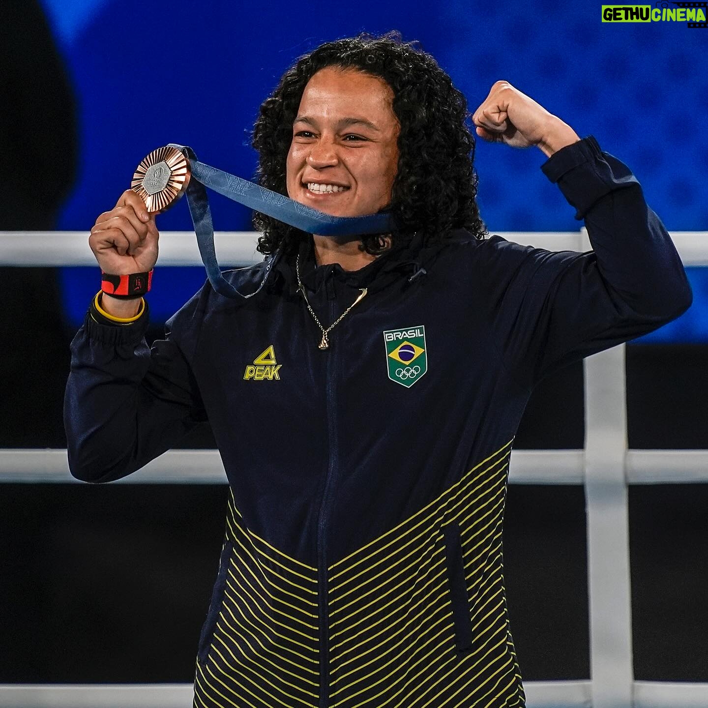 Beatriz Ferreira - 72K Likes - Hoje eu subi no pódio pra receber minha medalha de bronze dos Jogos Olímpicos e eu to feliz, estou orgulhosa de mim, e dessa conquista importante na minha carreira.
Hoje passou mais uma vez um filme na minha cabeça e só vinha imagens de uma Bia Ferreira vencedora, que fez história,tentei deixar que tudo fosse leve e mágico ao mesmo tempo.
Sou muito grata a tudo isso. É claro que o objetivo não era esse, mas não posso deixar de estar feliz e comemorar a conquista de mais uma medalha olímpica.
Obrigada a todos que fizeram parte dessa conquista: Deus, minha família, seleção olímpica permanente, @timebrasil, meus patrocinadores e toda minha equipe, é nossa, é do boxe brasileiro é do Brasil! 🥉🇧🇷
Foto: Alexandre Loureiro-COB