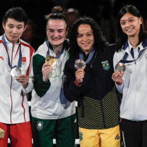 Beatriz Ferreira Instagram - Hoje eu subi no pódio pra receber minha medalha de bronze dos Jogos Olímpicos e eu to feliz, estou orgulhosa de mim, e dessa conquista importante na minha carreira.

Hoje passou mais uma vez um filme na minha cabeça e só vinha imagens de uma Bia Ferreira vencedora, que fez história,tentei deixar que tudo fosse leve e mágico ao mesmo tempo. 

Sou muito grata a tudo isso. É claro que o objetivo não era esse, mas não posso deixar de estar feliz e comemorar a conquista de mais uma medalha olímpica.

Obrigada a todos que fizeram parte dessa conquista: Deus, minha família, seleção olímpica permanente, @timebrasil, meus patrocinadores e toda minha equipe, é nossa, é do boxe brasileiro é do Brasil! 🥉🇧🇷

Foto: Alexandre Loureiro-COB