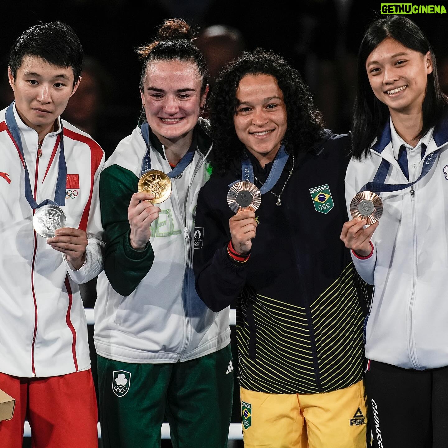 Beatriz Ferreira - 72K Likes - Hoje eu subi no pódio pra receber minha medalha de bronze dos Jogos Olímpicos e eu to feliz, estou orgulhosa de mim, e dessa conquista importante na minha carreira.
Hoje passou mais uma vez um filme na minha cabeça e só vinha imagens de uma Bia Ferreira vencedora, que fez história,tentei deixar que tudo fosse leve e mágico ao mesmo tempo.
Sou muito grata a tudo isso. É claro que o objetivo não era esse, mas não posso deixar de estar feliz e comemorar a conquista de mais uma medalha olímpica.
Obrigada a todos que fizeram parte dessa conquista: Deus, minha família, seleção olímpica permanente, @timebrasil, meus patrocinadores e toda minha equipe, é nossa, é do boxe brasileiro é do Brasil! 🥉🇧🇷
Foto: Alexandre Loureiro-COB