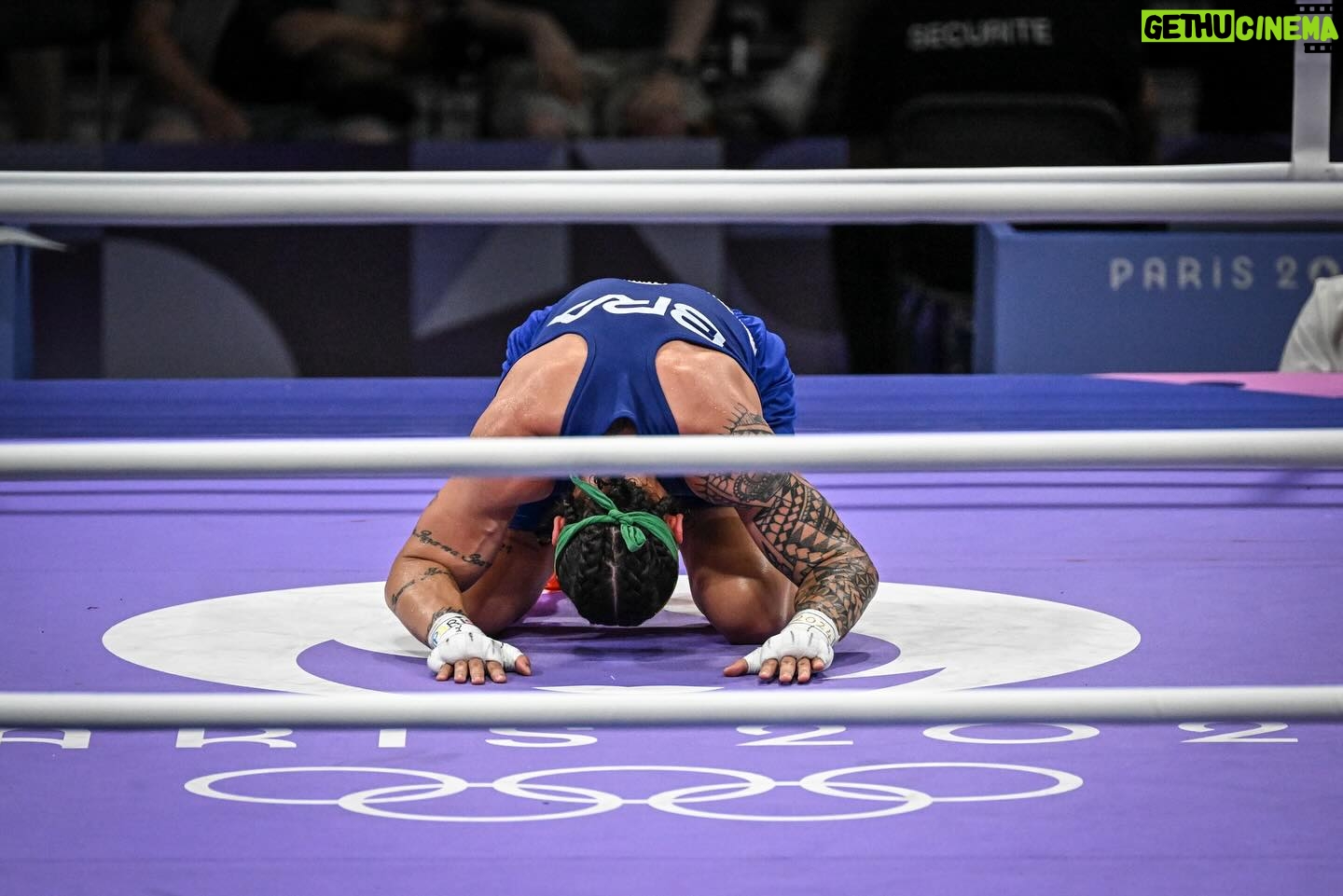Beatriz Ferreira - 78.7K Likes - Deixei no ringue tudo o que tinha na noite de ontem, mas Deus tinha outros planos pra mim para essa Olimpíada. Conquistei o bronze em Paris e TENHO MUITO ORGULHO DA MINHA HISTÓRIA, sou duas vezes medalhista olímpica e a única atleta do boxe com esse feito.
Muito obrigada a todos que me apoiaram, estiveram comigo na luta diária. É grandioso ter DUAS MEDALHAS OLÍMPICAS🥈🥉🇧🇷
Obrigada ao esporte que eu tanto amo e que me fez realizada, obrigada BOXE! 🥊 🙏🏼
Fotos: @LeandroCouri