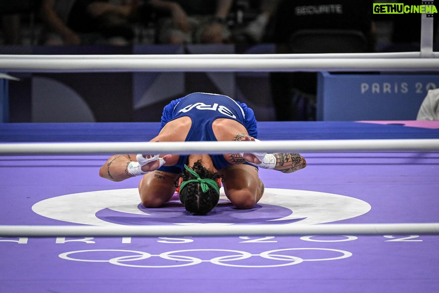 Beatriz Ferreira - 78.7K Likes - Deixei no ringue tudo o que tinha na noite de ontem, mas Deus tinha outros planos pra mim para essa Olimpíada. Conquistei o bronze em Paris e TENHO MUITO ORGULHO DA MINHA HISTÓRIA, sou duas vezes medalhista olímpica e a única atleta do boxe com esse feito.
Muito obrigada a todos que me apoiaram, estiveram comigo na luta diária. É grandioso ter DUAS MEDALHAS OLÍMPICAS🥈🥉🇧🇷
Obrigada ao esporte que eu tanto amo e que me fez realizada, obrigada BOXE! 🥊 🙏🏼
Fotos: @LeandroCouri