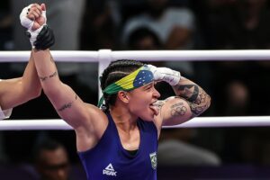 Beatriz Ferreira Instagram - Medalha de bronze garantida e vaga na semifinal, cada luta é um degrau e vamos em busca da final! 🙏🏻🇧🇷💚💛

Foto: Gaspar Nóbrega/COB

#BiaFerreira #TheBeast #JogosOlímpicos #Paris2024 #Brasil #TorcidaTheBeast