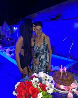 Beatriz Garcia Instagram - A última foto é a melhor! 🤣❤️

80 anos espalhando alegria por onde passa, que sorte a minha ser sua neta! 
Obrigada por todos os ensinamentos e por ser meu exemplo de força e superação ❤️
Que a senhora continue alegrando as nossas vidas por muitos e muitos anos! 
Feliz aniversário vovó! 
Obrigada por tudo, sempre. 
Te amo ♾️
