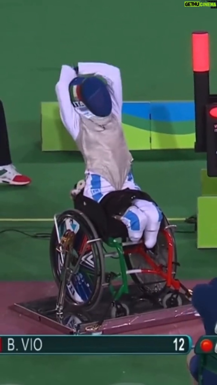 Bebe Vio - 124.7K Likes - Laughing through the pain! 🤺
@bebe_vio gets stung on the head by a loose fencing shot. Vio is then aided by a team assistant who applies an ice pack, while making Bebe laugh.
Accessible description: Wheelchair fencing match in play. Vio is stung by the weapon and a team assistant helps her with an ice pack.
#WheelchairFencing #Fencing #Paralympics