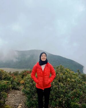 Beby Chaesara Instagram - Si pertama kali naik gunung, berhasil sampai di puncak! 

Dua hari berproses dari mulai persiapan, naik di jalur yang mayan terjal, saling nyapa sesama pendaki, bobo masak di hutan, menyatu dengan alam.. 

Kaki masih gemeteran,
tapi pengalamannya gak terlupakan!

Fix mau banget trip naik gunung lagi. Lesgo!