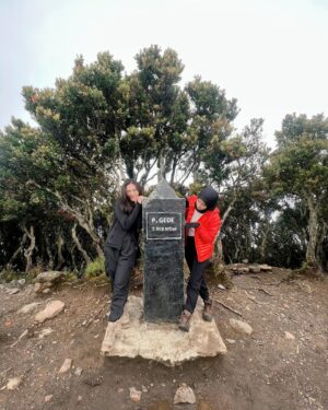Beby Chaesara Instagram - Si pertama kali naik gunung, berhasil sampai di puncak! 

Dua hari berproses dari mulai persiapan, naik di jalur yang mayan terjal, saling nyapa sesama pendaki, bobo masak di hutan, menyatu dengan alam.. 

Kaki masih gemeteran,
tapi pengalamannya gak terlupakan!

Fix mau banget trip naik gunung lagi. Lesgo!