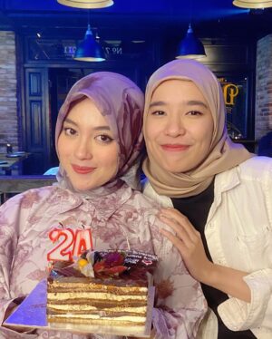 Beby Chaesara Instagram - Hai, Bil. WKWK.

Kenal dari umur kamu masih 11 tahun, kok sekarang tiba-tiba 24 tahun?! 
Cepet banget rasanya dedek paling kecil udah jadi sedewasa ini. Orang yang energinya gak pernah habis buat bahagiain orang lain.

Selamat 11.11 yaa. Selamat ulang tahun. Semoga selalu jadi pribadi yang lebih baik dan berkah. Semoga segala niat baik bisa segera terealisasikan. Makin sayang orang tua. Sayang diri sendiri. Makin bersyukur sama apa yang dimiliki.

Thank you udah jadi sahabat yang hatinya selalu ada. Selalu support dan ingetin buat kebaikan. Walau sebenernya jarang ketemu, bukan yang chat intens, sifatnya beda banget, tapi saling ngerti kalau kita sepeduli dan sesayang itu (wkwk). From idol til Jannah, hehehe. 

Semoga banyak-banyak berbahagia ya, kamu. 🫶 Love! Jangan nangis u baca postingan w 🤪 WKWK