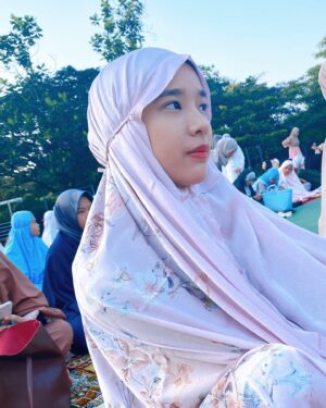 Beby Chaesara Instagram - Pada setiap sisi hati, berharap kasih penuh mengisi.
Apa daya, selama ini hanya sibuk menaruh emosi.
Kekhilafan yang seakan menjadi adiksi.
Tanpa sadar membuat silaturahmi antara kita menjadi spasi.

Tak hanya untuk hari ini,
Semoga hati kita selalu suci.
Mengucap maaf tulus dari hati,
Selamat Idulfitri.

✨🫶