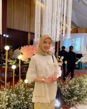 Beby Chaesara Instagram - Kondangan sebenarnya adalah singkatan dari: “Kok datang sendirian?” 🫣