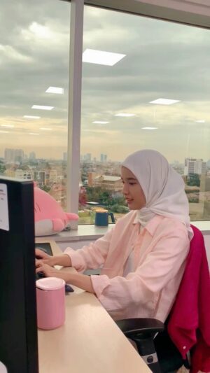 Beby Chaesara Instagram - Kalau lagi puasa gini, suka bayangin apaa? Aku sih suka bayangin yang enak-enak dan lembut. 

Makanya buka puasa enaknya pakai Sari Kue Cheese Cake yang baru lebih enak, lebih lembut, lebih puas. Sari Kue Dorayaki Strawberry juga enak bgtt! 😋

Yuk, bagikan keseruan #EnjoyBreakPuasamu dengan Sari Kue dan jadikan momen berbuka puasa lebih seru! Caranya upload foto/video berbuka puasa bareng produk Sari Kue dan dapatkan hadiah total jutaan rupiah. Cuma sampai 7 April, loh!
Cek di @sariroti_rotinyaindonesia

Sari Kue, Enjoy Break Puasamu ✨
