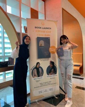 Beby Chaesara Instagram - • Book Launch • 
Serpihan Utuh Sebuah Rindu.

Terima kasih yang sudah hadir. Terima kasih buat semuanya yang sudah menemani sampai di titik ini. Bukunya sudah resmi rilis di Gramedia se-Indonesia! Semoga bisa menemani setiap serpihan rindumu. ✨