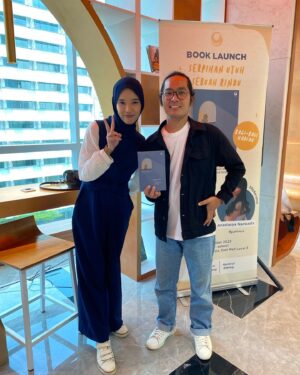 Beby Chaesara Instagram - • Book Launch • 
Serpihan Utuh Sebuah Rindu.

Terima kasih yang sudah hadir. Terima kasih buat semuanya yang sudah menemani sampai di titik ini. Bukunya sudah resmi rilis di Gramedia se-Indonesia! Semoga bisa menemani setiap serpihan rindumu. ✨
