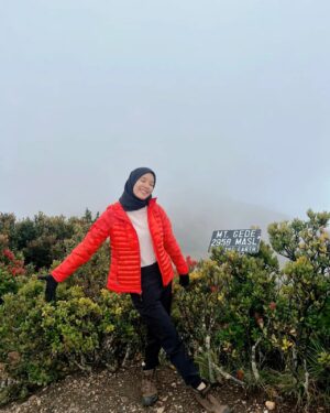 Beby Chaesara Instagram - Si pertama kali naik gunung, berhasil sampai di puncak! 

Dua hari berproses dari mulai persiapan, naik di jalur yang mayan terjal, saling nyapa sesama pendaki, bobo masak di hutan, menyatu dengan alam.. 

Kaki masih gemeteran,
tapi pengalamannya gak terlupakan!

Fix mau banget trip naik gunung lagi. Lesgo!