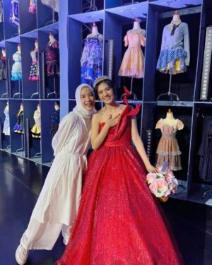 Beby Chaesara Instagram - postingan buat yang lagi ultah, lupa mulu w upload foto graduation u dah hampir setaun.

hbd y @gabymwarouw teman dari lantai dansa sampe ke puncak gunung. 

cie 25.