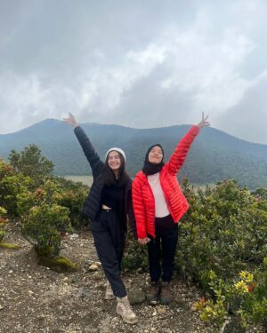 Beby Chaesara Instagram - postingan buat yang lagi ultah, lupa mulu w upload foto graduation u dah hampir setaun.

hbd y @gabymwarouw teman dari lantai dansa sampe ke puncak gunung. 

cie 25.