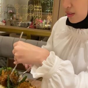 Beby Chaesara Instagram - Kalau nanti Jakarta udah gak jadi ibu kota, berarti kita bakal jadi mantan idol mantan ibu kota, ya? 🤔