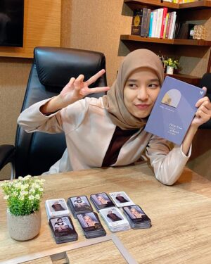 Beby Chaesara Instagram - Terima kasih yang sudah ikutan pre-order buku pertamaku. Serpihan Utuh Sebuah Rindu. Selamat menunggu buku dan bonus photocard bertanda tangannya. Aaa tidak sabar punya pembaca 🫶

#SerpihanUtuhSebuahRindu