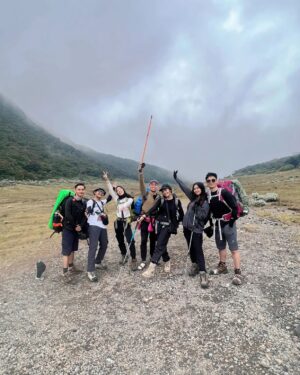 Beby Chaesara Instagram - Si pertama kali naik gunung, berhasil sampai di puncak! 

Dua hari berproses dari mulai persiapan, naik di jalur yang mayan terjal, saling nyapa sesama pendaki, bobo masak di hutan, menyatu dengan alam.. 

Kaki masih gemeteran,
tapi pengalamannya gak terlupakan!

Fix mau banget trip naik gunung lagi. Lesgo!