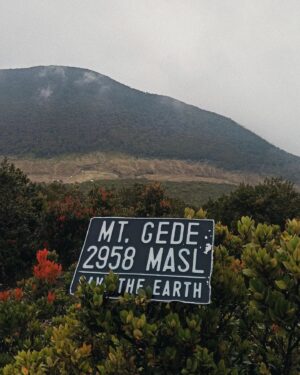 Beby Chaesara Instagram - Si pertama kali naik gunung, berhasil sampai di puncak! 

Dua hari berproses dari mulai persiapan, naik di jalur yang mayan terjal, saling nyapa sesama pendaki, bobo masak di hutan, menyatu dengan alam.. 

Kaki masih gemeteran,
tapi pengalamannya gak terlupakan!

Fix mau banget trip naik gunung lagi. Lesgo!
