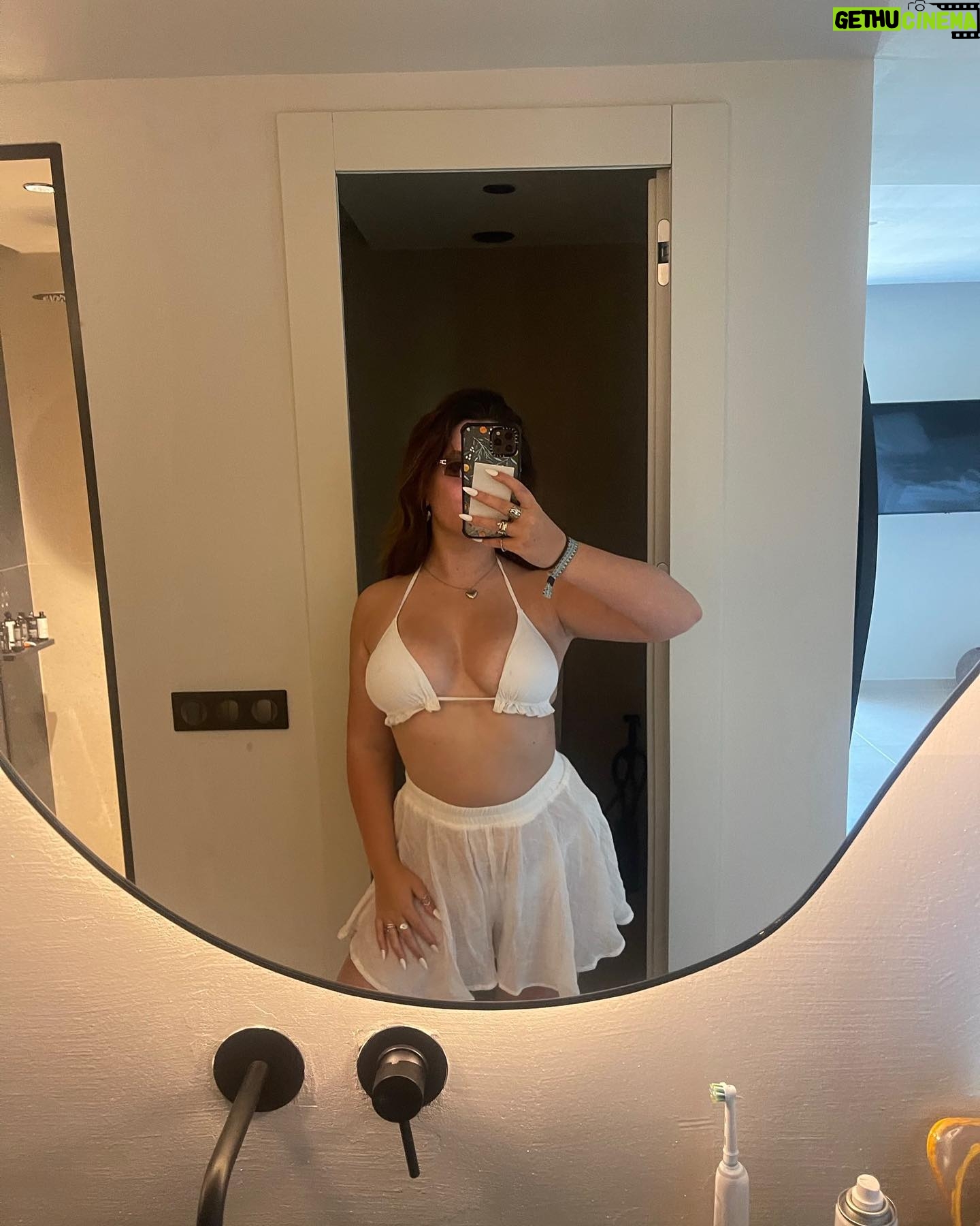 Becky James - 32.7K Likes - best white girl holiday caption wins👇🏼😋Xxx