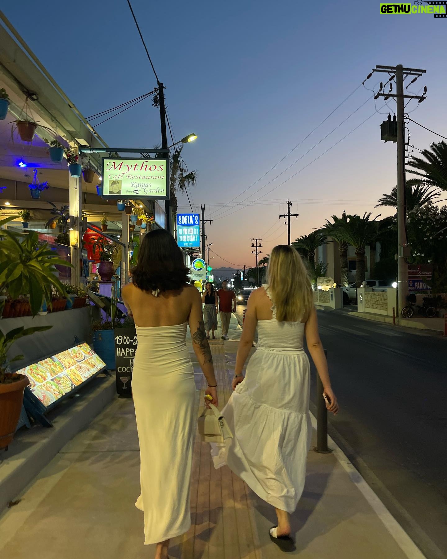 Becky James - 32.7K Likes - best white girl holiday caption wins👇🏼😋Xxx