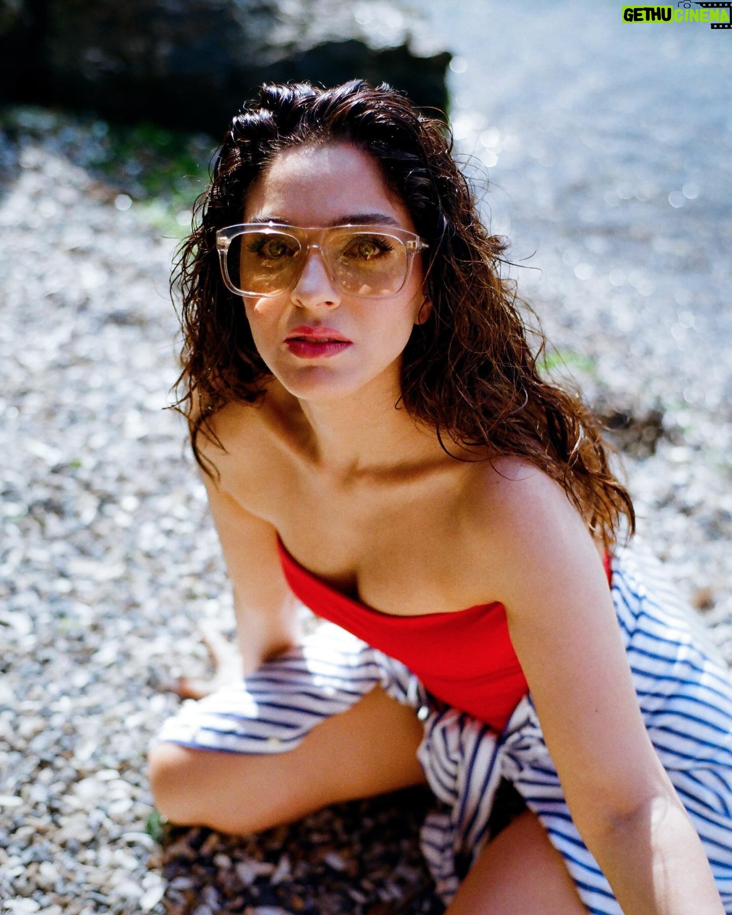 Begüm Akkaya - 6K Likes - @hm #hmxme 🪭
Fotoğraf @idilsezgin
Moda editörü/Stylist @nihanenn
Saç&Makyaj @filizsekers
Prodüksiyon yöneticisi @tanyagamzee