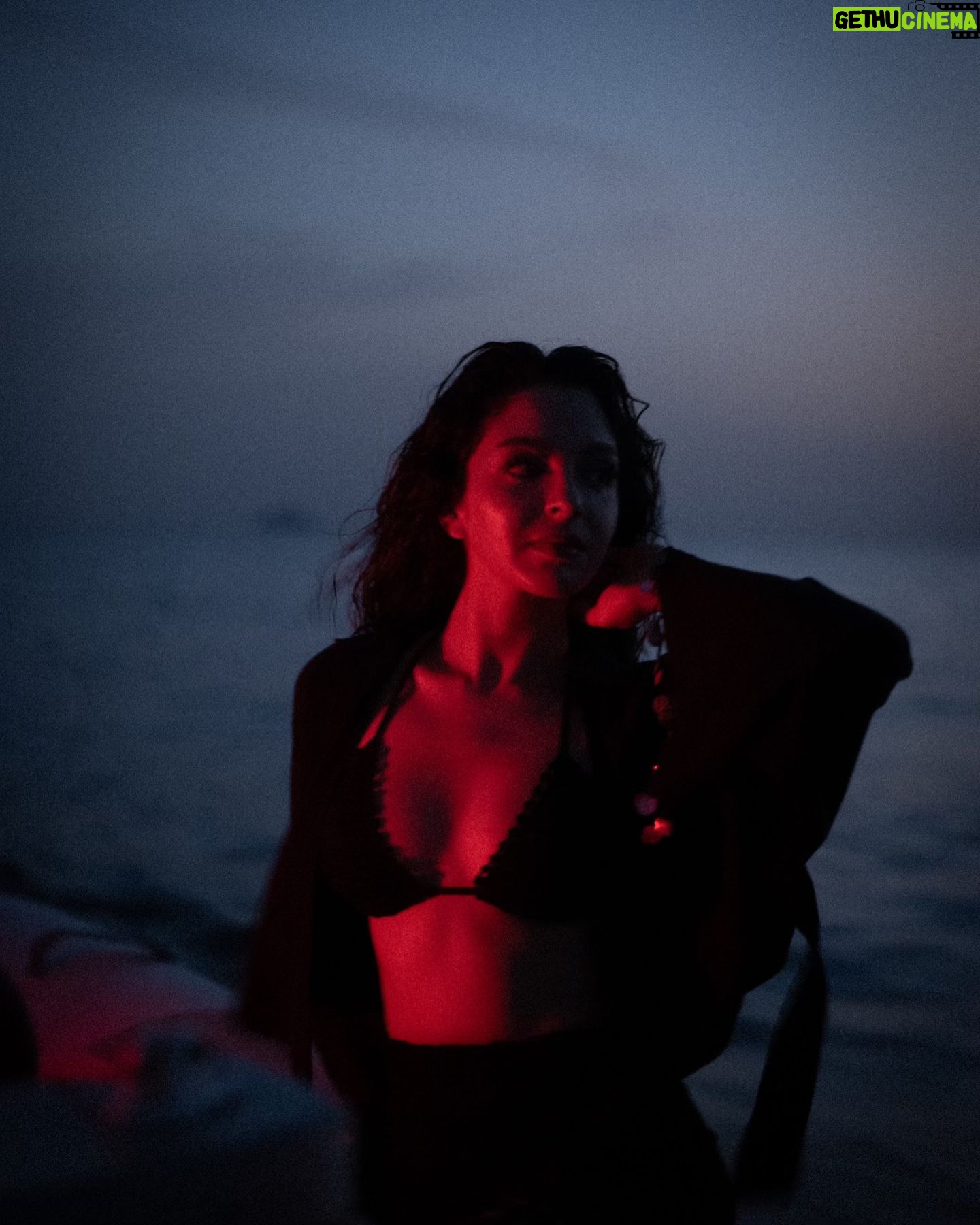 Begüm Akkaya - 3.5K Likes - Red on blue
Photograph- @idilsezgin
Style editor- @nihanenn
Make up&Hair Artist- @filizsekers
