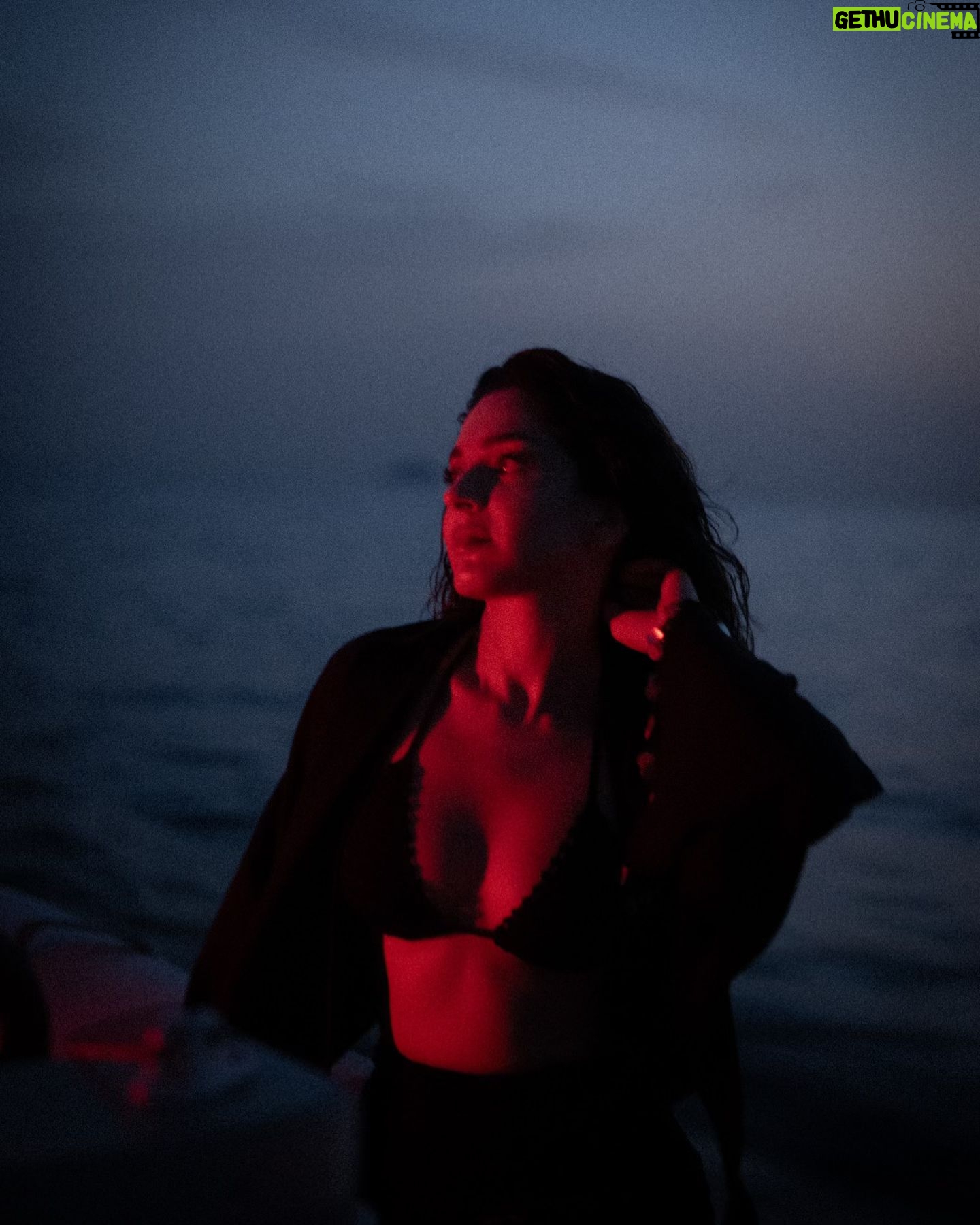 Begüm Akkaya - 3.5K Likes - Red on blue
Photograph- @idilsezgin
Style editor- @nihanenn
Make up&Hair Artist- @filizsekers