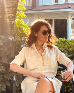 Belçim Bilgin Instagram - Yönetmenimin kıymetli gözlerinden… 
Love you and thank you @hulya_marcel 💛🦚☀️