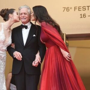 Belgin Inal Instagram - Magische Cannes 🔥, Dit jaar met Jonny Depp

Jonny depp
Michael Douglas
Julia Moore
Leonardo dicaprio
Robert de Niro 
Woody Allen
Steven Spielberg 
Harrison Ford 
Jennifer Lawrence
Jesse plemons
Jad Law
The weekend Lily Rose (dochter van Johnny Depp)
Catherine Zeta-Jones

En zelfs nog meer beroemdheden als ik ze tegenkom alsnog weet ik niet wie@ze zijn….
Iets persoonlijker post komt nog.. tot@nu toe was meer van hollen van een film naar de anderen.. programma is zo vol en ik kan niet eens bijhouden. Ieder dag is een verrassing. Vandaag is beetje bewolkt maar ondanks dat alles gaat in volle gang. Nog een week te gaan….🎬🥂