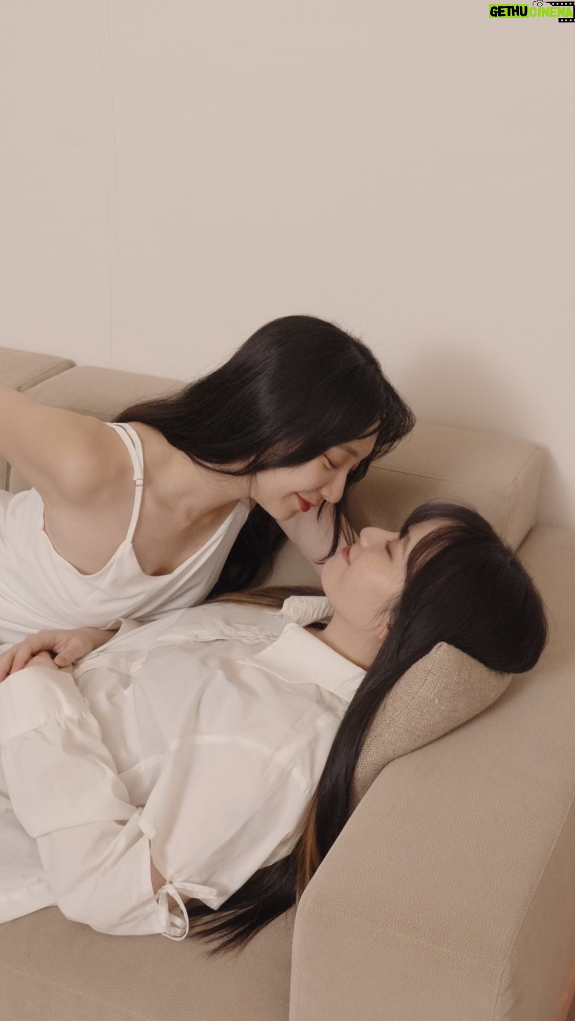 Bella Yang - 7.5K Likes - 🎤:平常都怎麼引導對方呢?
👾:貝拉都直接親上來呀!才沒有引導咧!
🐷:妳才是做一堆奇怪的撒嬌勒,還有講一堆莫名其妙的話,還有⋯
👾:下面真的不能再講了!噓🤫!
🐷:妳也知道吼!!!
-
我跟卡卡的親密問答還真的很親密,
完全不敢說咧!但可以說交往快5年了~
感情倒是愈來愈好了🥰
-
除了確認指甲有沒有剪乾淨之外,我們平常就很習慣做好私密肌的清潔以及保護💕
一起用 #Relove私密洗 已經2年多了~
即使是大熱天,也完全不怕有分泌物跟異味,更不用擔心感染!
-
這罐是業界唯一無稀釋的凝露,用量省很多卻更有效!還有經過SGS認證有效抗菌99.9%,所以用起來真的超級放心🤍
-
裡面添加了日本紅柿以及酵母菌還有女生最重要的蔓越莓!我自己夏天很喜歡用「胺基酸款」🌹涼涼的很舒服☺️每天洗完後就是專心培養感情~好好增加情趣啦😈
現在輸入折扣碼 『cacabella』再優惠$100!試過真的會愛上~有興趣的貝果可以到這邊購買https://relove.tw/sFTdN
@relove_care
#Relove #女性私密保養精品 #私密洗 #私密保養