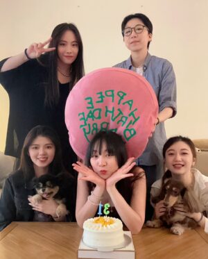 Bella Yang Instagram - 🎂Happy BTD to me🎂
今年過了個很不一樣的生日
謝謝好友們都很用心陪著我一起度過☺️
也謝謝老婆超不愛戶外活動🌤️
但是為了讓我開心
在生日當天安排了散彈槍飛靶、叢林越野車、遊艇自駕、海灘騎馬，最後再去好友家吃淡菜大餐☺️

讓我生日的24小時被用的淋漓盡致
到現在我們都還在全身酸痛
甚至是剛剛才有空檔讀老婆寫給我的卡片😂

但我真的很開心
生日願望只求幸福美滿的
一直一起生活下去💕☺️👩🏻‍❤️‍💋‍👩🏻

#卡貝妻妻日記 #CBdiary