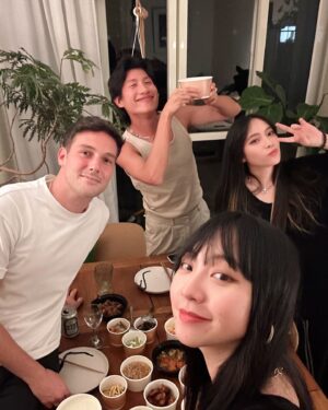 Bella Yang Instagram - 🎂Happy BTD to me🎂
今年過了個很不一樣的生日
謝謝好友們都很用心陪著我一起度過☺️
也謝謝老婆超不愛戶外活動🌤️
但是為了讓我開心
在生日當天安排了散彈槍飛靶、叢林越野車、遊艇自駕、海灘騎馬，最後再去好友家吃淡菜大餐☺️

讓我生日的24小時被用的淋漓盡致
到現在我們都還在全身酸痛
甚至是剛剛才有空檔讀老婆寫給我的卡片😂

但我真的很開心
生日願望只求幸福美滿的
一直一起生活下去💕☺️👩🏻‍❤️‍💋‍👩🏻

#卡貝妻妻日記 #CBdiary