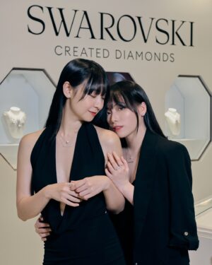 Bella Yang Instagram - 自從討論結婚之後，
時不時都會跟婆婆一起去欣賞各種不同的首飾💎
覺得能成長在這樣充滿愛與包容的多元時代真的太好了🤍
愛不只有一種樣貌，能一同與另一半一起定義愛的新定義是一件幸福的事

-
今天來欣賞同樣賦予傳統價值新定義 - Swarovski 推出的全新高級珠寶系列 「Swarovski Created Diamonds」
傳承了129年的工藝，
一直秉持著打造「適合所有人的鑽石」的初衷💠真的超級無敵漂亮！！
-
Swarovski 培育鑽石的切工、顏色、淨度、克拉重量全都達到IGI權威認證！
與開採鑽石一模一樣！
而且製作過程也用了100%再生能源打造，並利用100%循環再用金銀材質♻️
-
本來就常常會去逛Swarovski，這次看到Swarovski培育鑽石真的好驚艷！！還趁機挑了一條跟婆婆的「一」字情侶款項鍊，我們就是彼此的「唯一」❤️
希望下次我的床頭會再多了一個驚喜🤓🤍

@swarovski 
#Swarovski
#SwarovskiCreatedDiamonds
#SwarovskiGalaxy