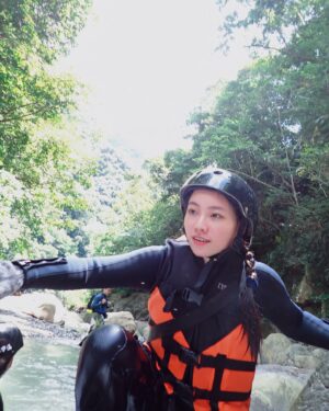 Bella Yang Instagram - 這個假日我突破我自己了⋯我居然去溯溪⋯
要不是因為我真的很愛我老婆
她一直吵著要去大自然 不然我人生真的不會說我要去😂

一開始溯溪前坐在小卡車上我就開始懷疑人生了
到了金岳瀑布以後 前面的路都還可以克服 偶爾泡泡水💦
中間開始各種需要游泳 然後還要跑到一個小瀑布裡的山洞
我真的各種找教練求救😂😂
原本以為到了最上頭的瀑布終於可以開心回家了
結果為什麼下山還要溜一個這麼長的瀑布下去啦(;´༎ຶД༎ຶ`)
我真的不行❌
（影片我只是剛開始哭，下去之後我直接大爆哭😭爆炸的那種）

然後最後就是⋯到了瀑布教練要幫我們拍影片
但水一直往大家臉上噴所以大家都很醜
只好給你們社會新聞的感覺🤓

總之我的人生不必要清單 1😂😂