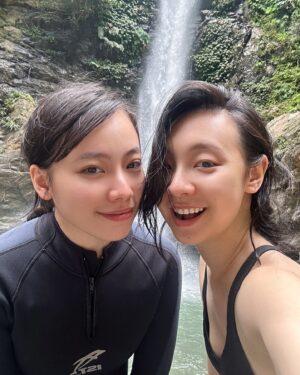 Bella Yang Instagram - 這個假日我突破我自己了⋯我居然去溯溪⋯
要不是因為我真的很愛我老婆
她一直吵著要去大自然 不然我人生真的不會說我要去😂

一開始溯溪前坐在小卡車上我就開始懷疑人生了
到了金岳瀑布以後 前面的路都還可以克服 偶爾泡泡水💦
中間開始各種需要游泳 然後還要跑到一個小瀑布裡的山洞
我真的各種找教練求救😂😂
原本以為到了最上頭的瀑布終於可以開心回家了
結果為什麼下山還要溜一個這麼長的瀑布下去啦(;´༎ຶД༎ຶ`)
我真的不行❌
（影片我只是剛開始哭，下去之後我直接大爆哭😭爆炸的那種）

然後最後就是⋯到了瀑布教練要幫我們拍影片
但水一直往大家臉上噴所以大家都很醜
只好給你們社會新聞的感覺🤓

總之我的人生不必要清單 1😂😂