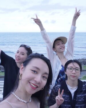 Bella Yang Instagram - 這個假日我突破我自己了⋯我居然去溯溪⋯
要不是因為我真的很愛我老婆
她一直吵著要去大自然 不然我人生真的不會說我要去😂

一開始溯溪前坐在小卡車上我就開始懷疑人生了
到了金岳瀑布以後 前面的路都還可以克服 偶爾泡泡水💦
中間開始各種需要游泳 然後還要跑到一個小瀑布裡的山洞
我真的各種找教練求救😂😂
原本以為到了最上頭的瀑布終於可以開心回家了
結果為什麼下山還要溜一個這麼長的瀑布下去啦(;´༎ຶД༎ຶ`)
我真的不行❌
（影片我只是剛開始哭，下去之後我直接大爆哭😭爆炸的那種）

然後最後就是⋯到了瀑布教練要幫我們拍影片
但水一直往大家臉上噴所以大家都很醜
只好給你們社會新聞的感覺🤓

總之我的人生不必要清單 1😂😂