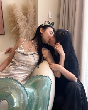 Bella Yang Instagram - 🎂Happy BTD to me🎂
今年過了個很不一樣的生日
謝謝好友們都很用心陪著我一起度過☺️
也謝謝老婆超不愛戶外活動🌤️
但是為了讓我開心
在生日當天安排了散彈槍飛靶、叢林越野車、遊艇自駕、海灘騎馬，最後再去好友家吃淡菜大餐☺️

讓我生日的24小時被用的淋漓盡致
到現在我們都還在全身酸痛
甚至是剛剛才有空檔讀老婆寫給我的卡片😂

但我真的很開心
生日願望只求幸福美滿的
一直一起生活下去💕☺️👩🏻‍❤️‍💋‍👩🏻

#卡貝妻妻日記 #CBdiary
