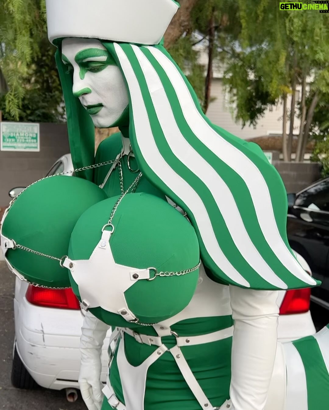 Benito Skinner - 251.9K Likes - STARBUCKS CHECK ✅