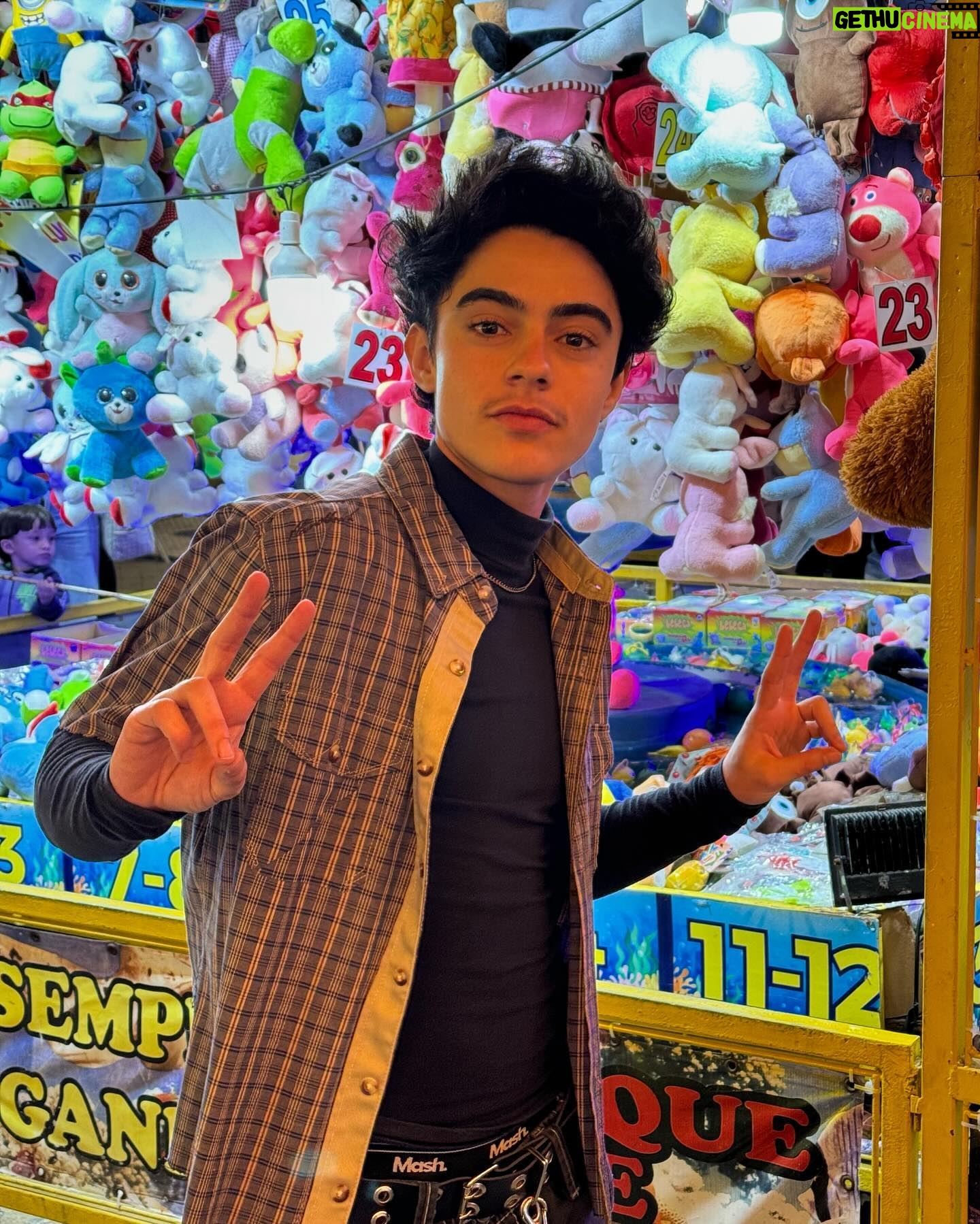 Benjamin Damini - 3 Likes - festa junina no interior pensando se arrisco minha vida num brinquedo que simula uma queda livre de 40 metros 🤔 vc iria?
2. não estava muito aventureiro nesse dia então optei por pescar para ganhar pelúcias fofinhas
3. uma volta em círculo com o peixe grande
4. momentos em que eu repenso por que ainda não sou vegetariano
5/6: alguém sabe?/acontece bastante
7. sendo feliz no rildi num dia de chuvisco
8. julhou com lembretin do ben