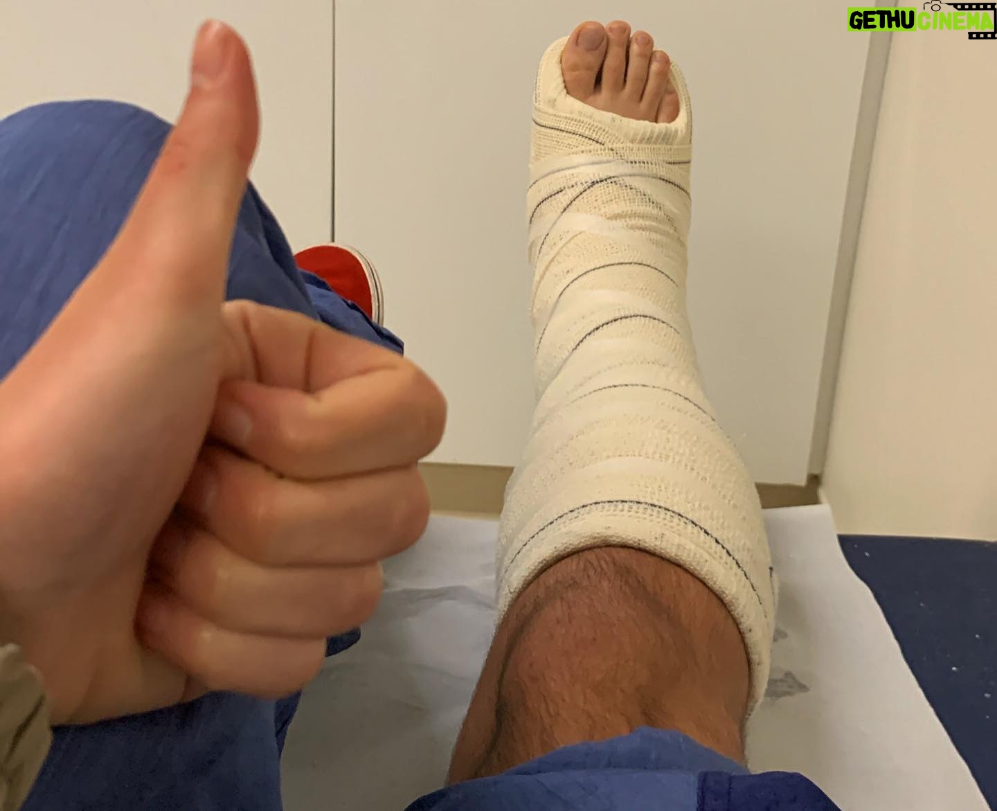 Benjamin Damini - 1.1K Likes - minha primeira apresentação como baterista com direito a pé engessado (não mexam no celular e desçam a escada do metrô ao mesmo tempo ok?) e buquê de flores silvestres do meu amô. obrigado @emt_brasil e @schoolofrock.brasil por todo o incentivo, tem me feito um bem danado poder voltar a estudar música. e ao meu professor @d.danilosantos por embarcar nessa loucura de fazer os bumbos por mim, foi muito divertido tocar junto!