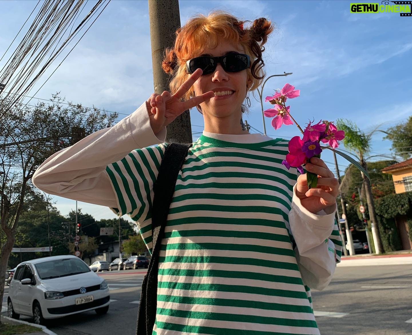 Benjamin Damini - 1.1K Likes - minha primeira apresentação como baterista com direito a pé engessado (não mexam no celular e desçam a escada do metrô ao mesmo tempo ok?) e buquê de flores silvestres do meu amô. obrigado @emt_brasil e @schoolofrock.brasil por todo o incentivo, tem me feito um bem danado poder voltar a estudar música. e ao meu professor @d.danilosantos por embarcar nessa loucura de fazer os bumbos por mim, foi muito divertido tocar junto!