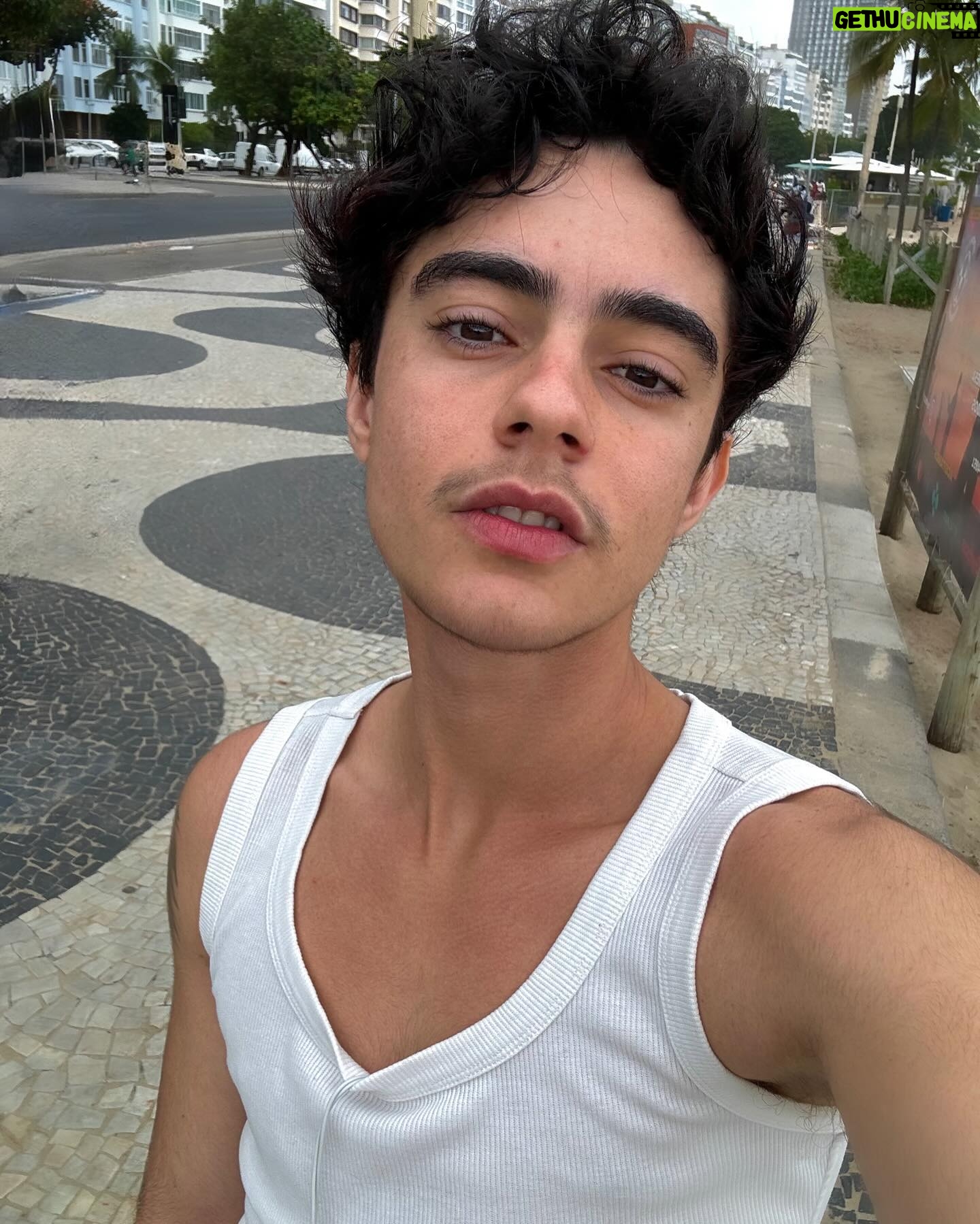 Benjamin Damini - 3 Likes - festa junina no interior pensando se arrisco minha vida num brinquedo que simula uma queda livre de 40 metros 🤔 vc iria?
2. não estava muito aventureiro nesse dia então optei por pescar para ganhar pelúcias fofinhas
3. uma volta em círculo com o peixe grande
4. momentos em que eu repenso por que ainda não sou vegetariano
5/6: alguém sabe?/acontece bastante
7. sendo feliz no rildi num dia de chuvisco
8. julhou com lembretin do ben