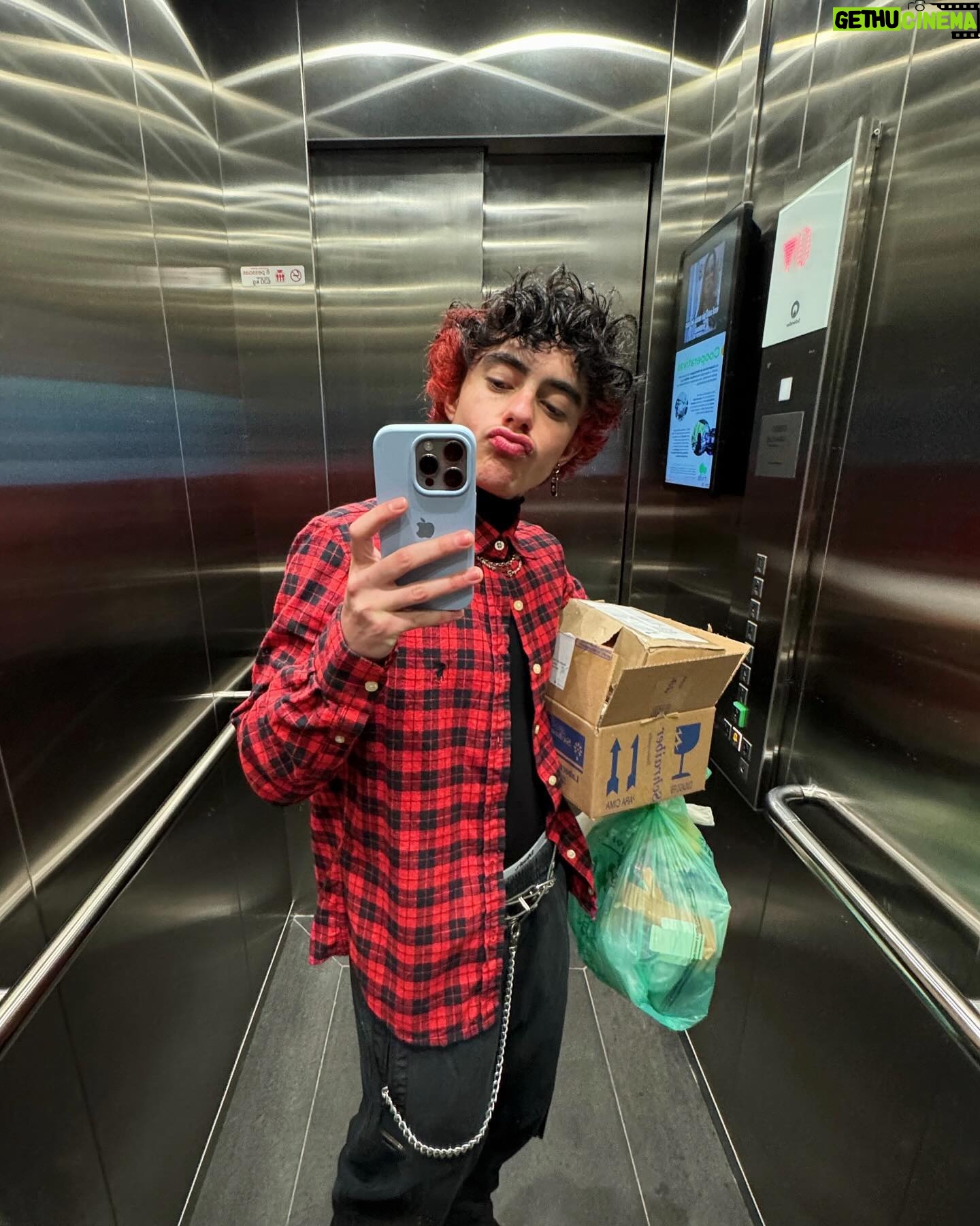 Benjamin Damini - 3 Likes - mês do orgulho de ser reciclável e agora às quartas usamos xadrez junino
2. já pensou pra parar que faltam 6 meses pro ano acabar?
3. medeixa
4. birds_of_a_feather.mp3
5. sétima marcha do @orgulhotrans de sp
6. pets_pais_de_patos.mp4
7/8. adoráveisamizades
9/10. nem feminino nem masculino apenas ameaça
