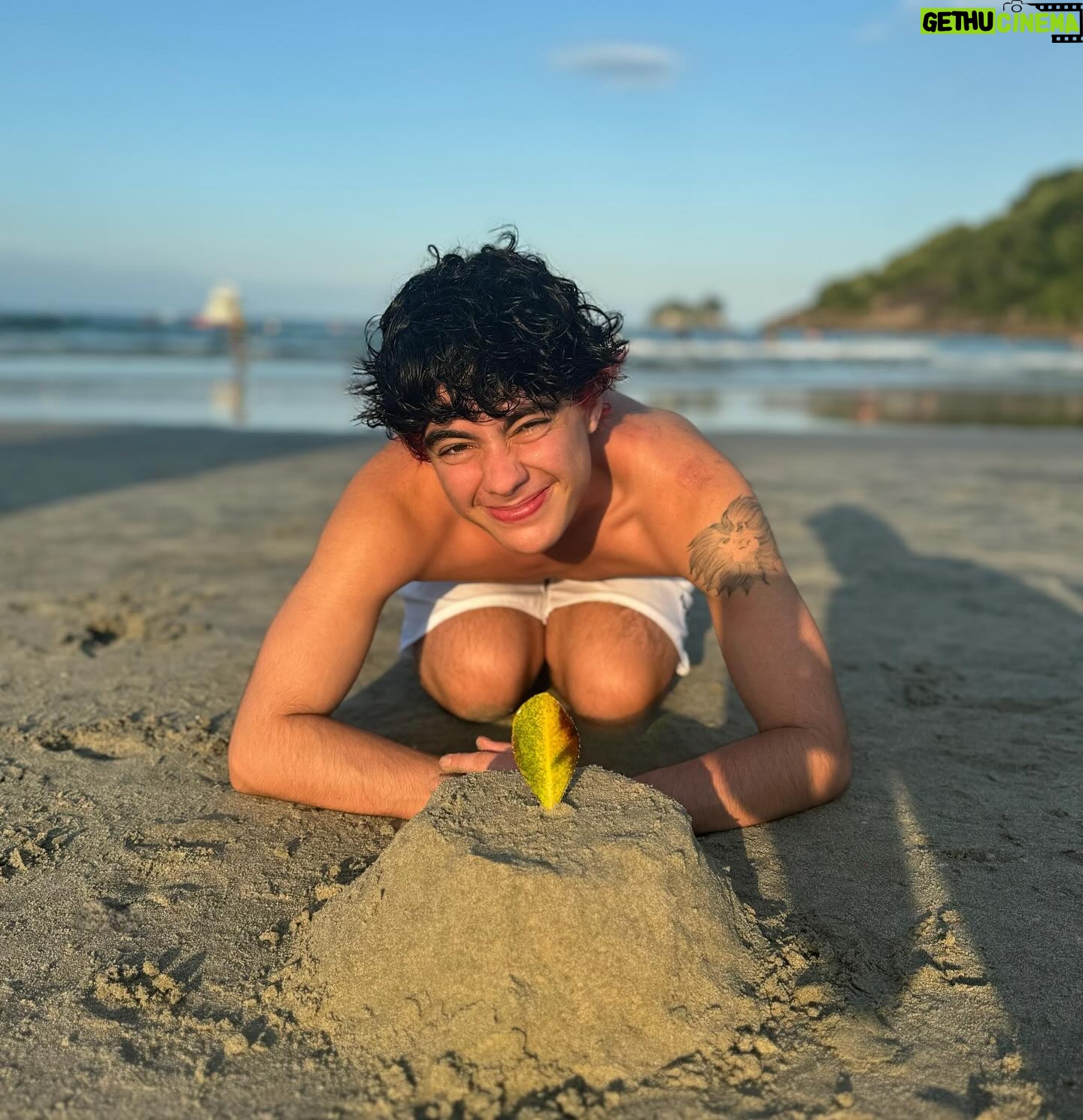 Benjamin Damini - 3 Likes - dump de abril y março y fevereiro pq eu perdi as datas 🤪 mas antes tarde do que nunca né?
1. quinquagésimo segundo benversário
2/3. quem te vê quem te viu
4. primeira marsha transmasculina de sp
5. camuflagem de alto nível
6. isso configura acidente de trabalho?
7. primeira audiência estadual sobre transmasculinidades
8/9. galinhas inseguras y desidratadas
10. banho de mangueira na lua crescente despedida de verão