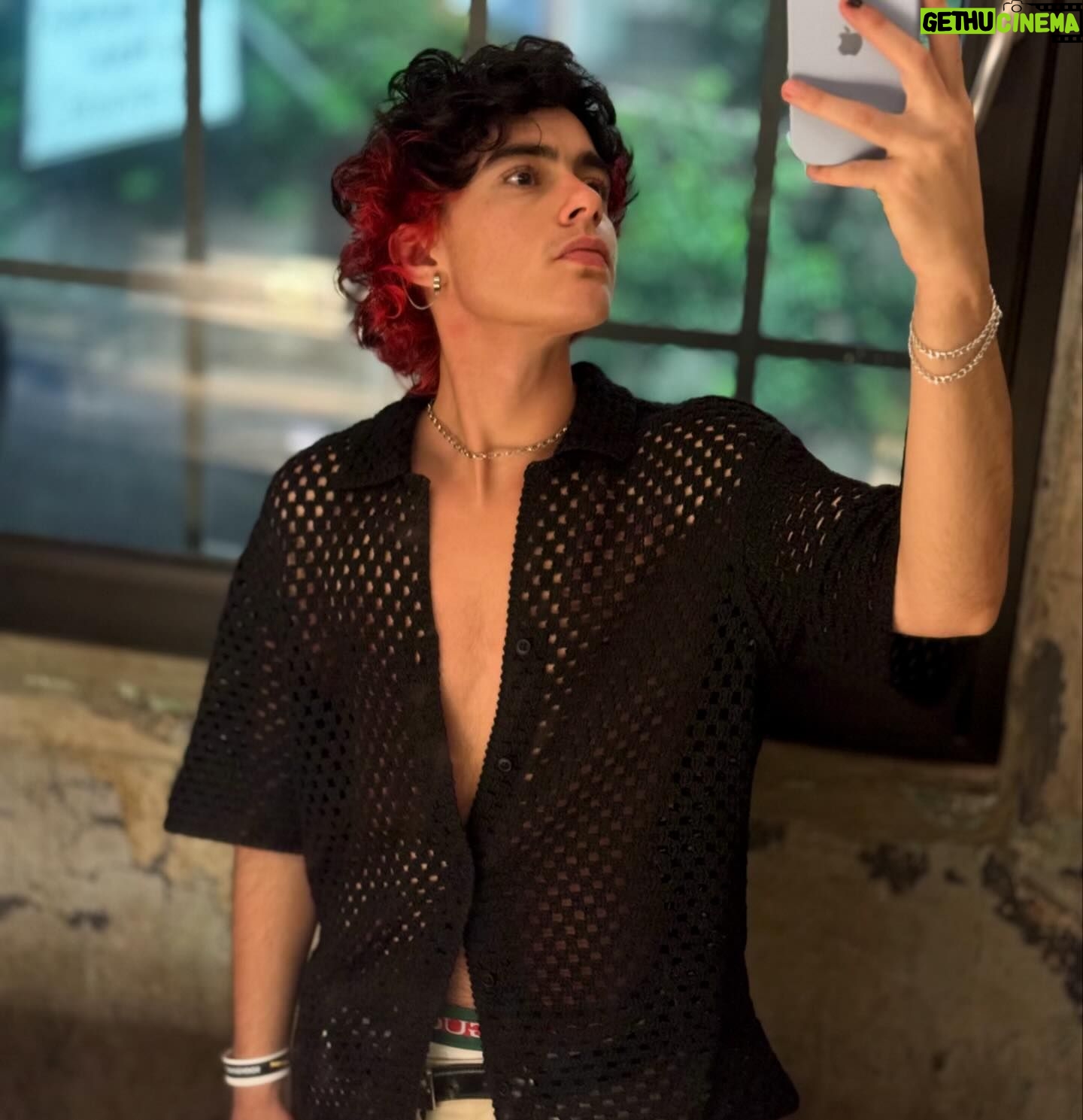 Benjamin Damini - 3 Likes - dump de abril y março y fevereiro pq eu perdi as datas 🤪 mas antes tarde do que nunca né?
1. quinquagésimo segundo benversário
2/3. quem te vê quem te viu
4. primeira marsha transmasculina de sp
5. camuflagem de alto nível
6. isso configura acidente de trabalho?
7. primeira audiência estadual sobre transmasculinidades
8/9. galinhas inseguras y desidratadas
10. banho de mangueira na lua crescente despedida de verão